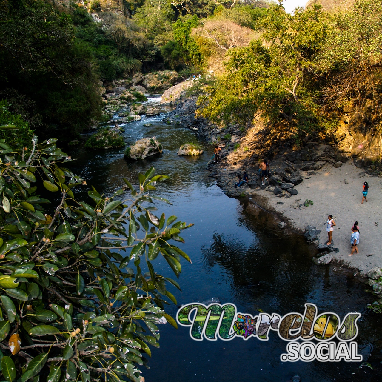 Explorando la Serenidad: Río en el Balneario Apotla, Morelos, México